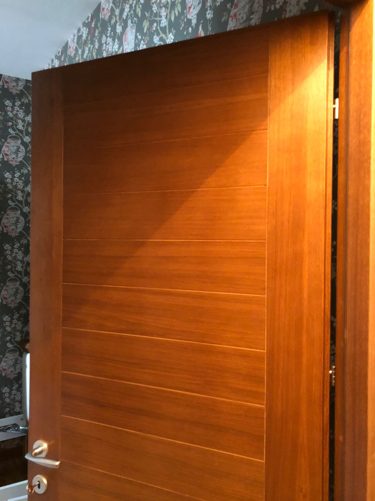 porta in legno color ciliegio