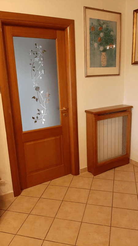 porta ciliegio con vetro e cassa per termosifone in legno