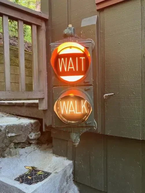 A light that says wait and walk on it