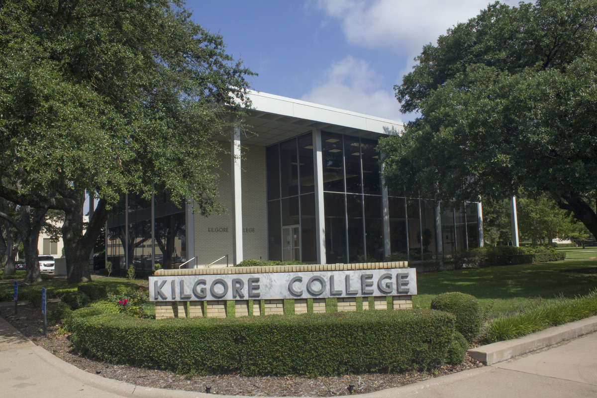 A kilgore college building with a sign in front of it