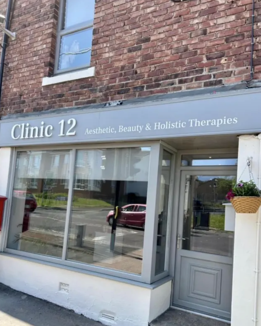 A brick building with a sign that says clinic 12