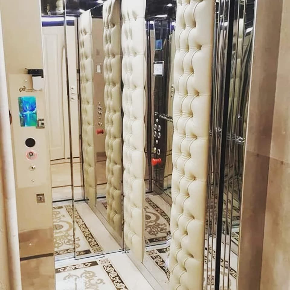 Un primo piano di una parete trapuntata in un ascensore.
