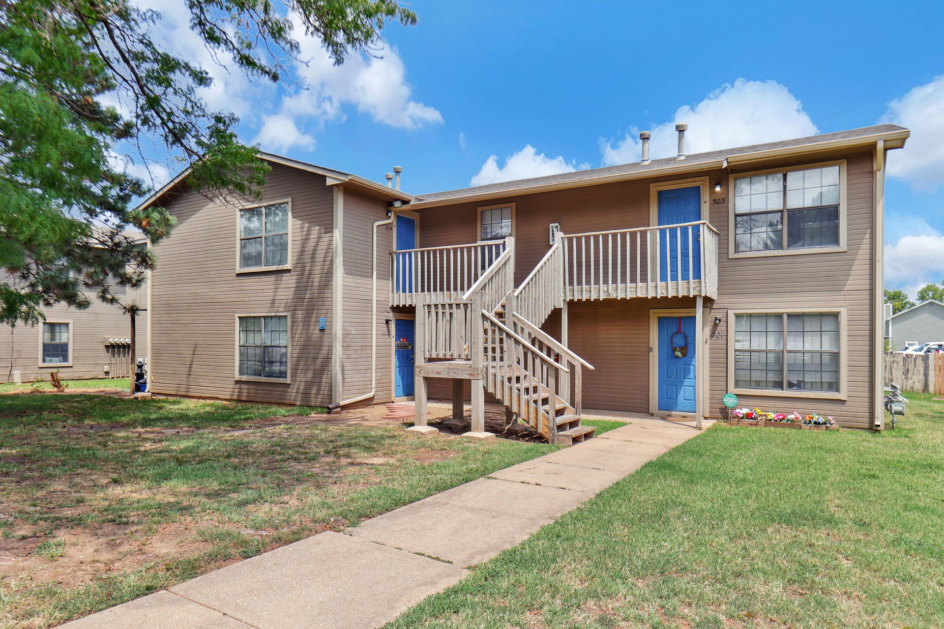 A large apartment building with stairs leading up to the second floor