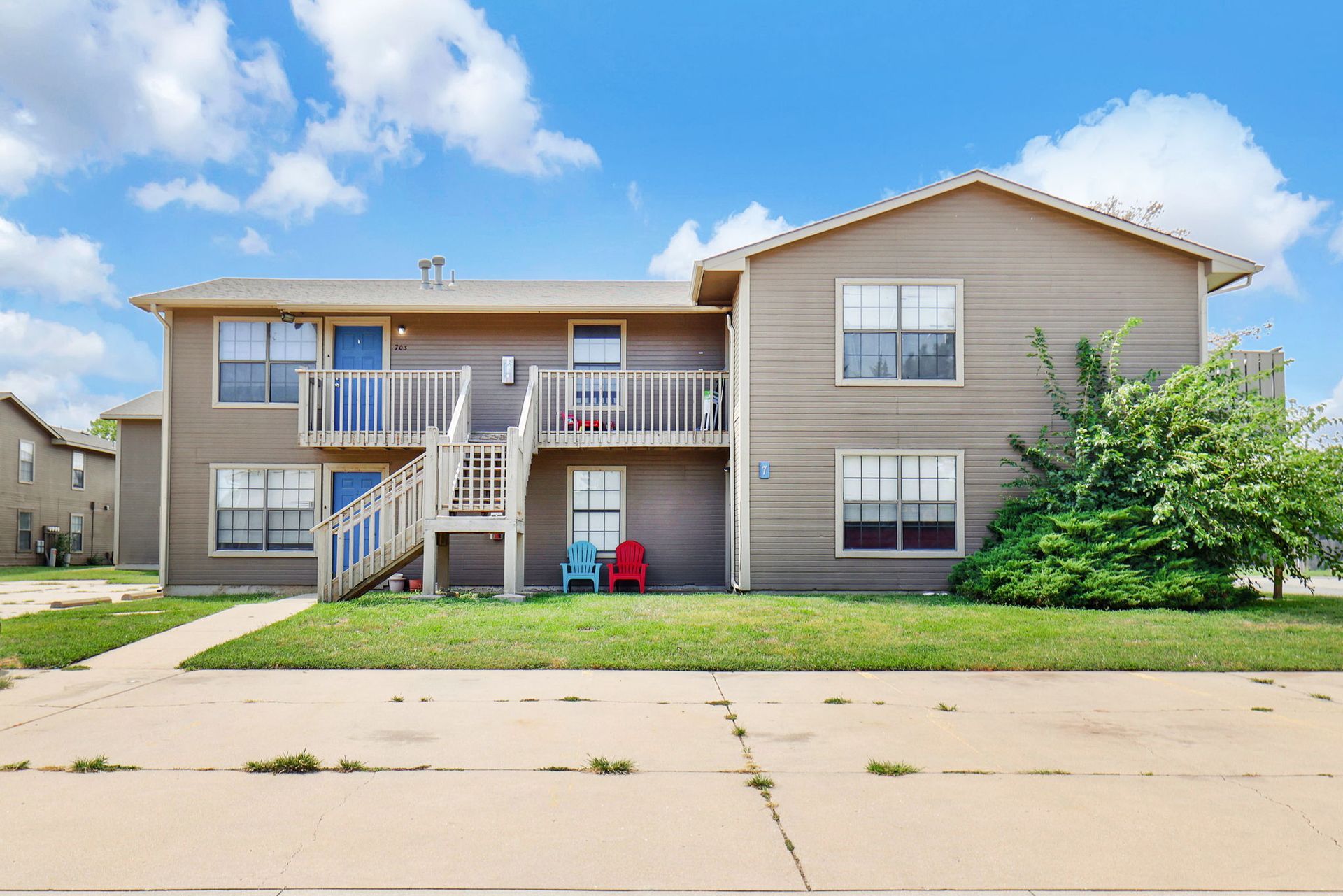 A large apartment building with stairs leading up to the second floor