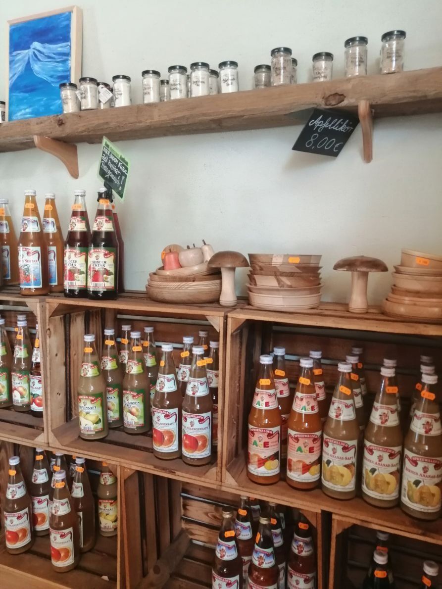 Ein Regal mit vielen Flaschen und Gläsern