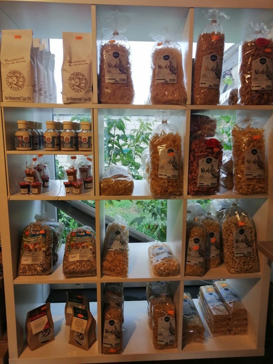 Ein Regal voller Tüten mit Nudeln und anderen Lebensmitteln.