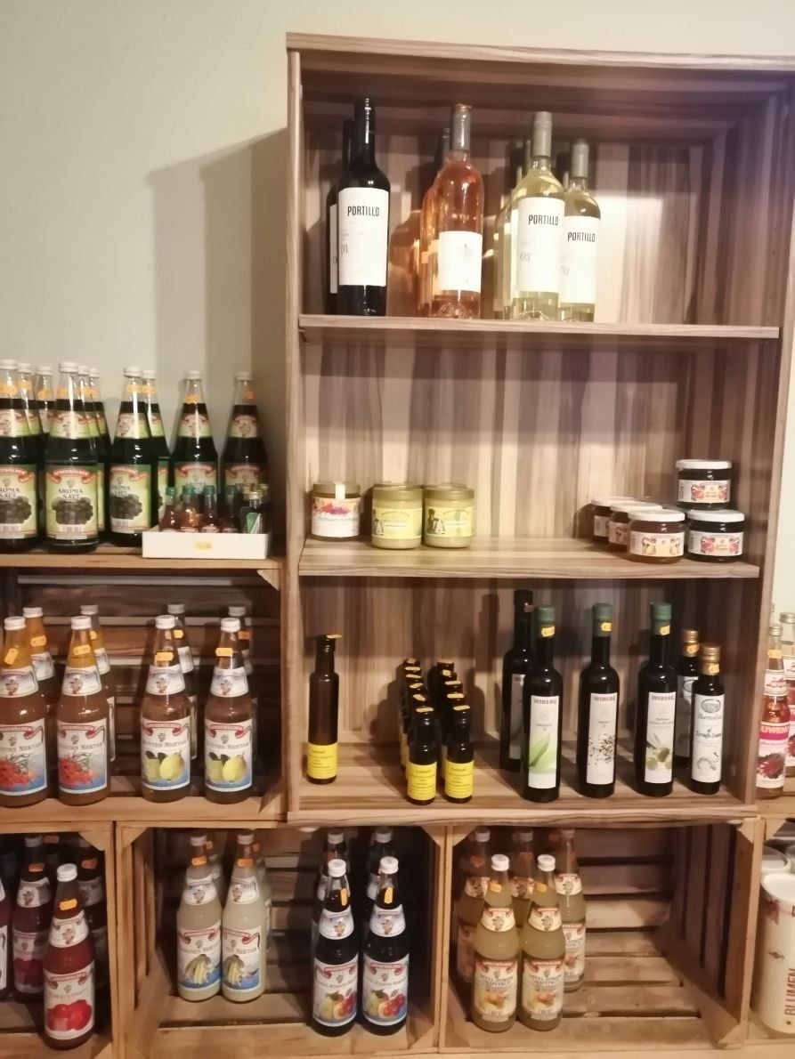 Ein Regal mit vielen Flaschen und Gläsern