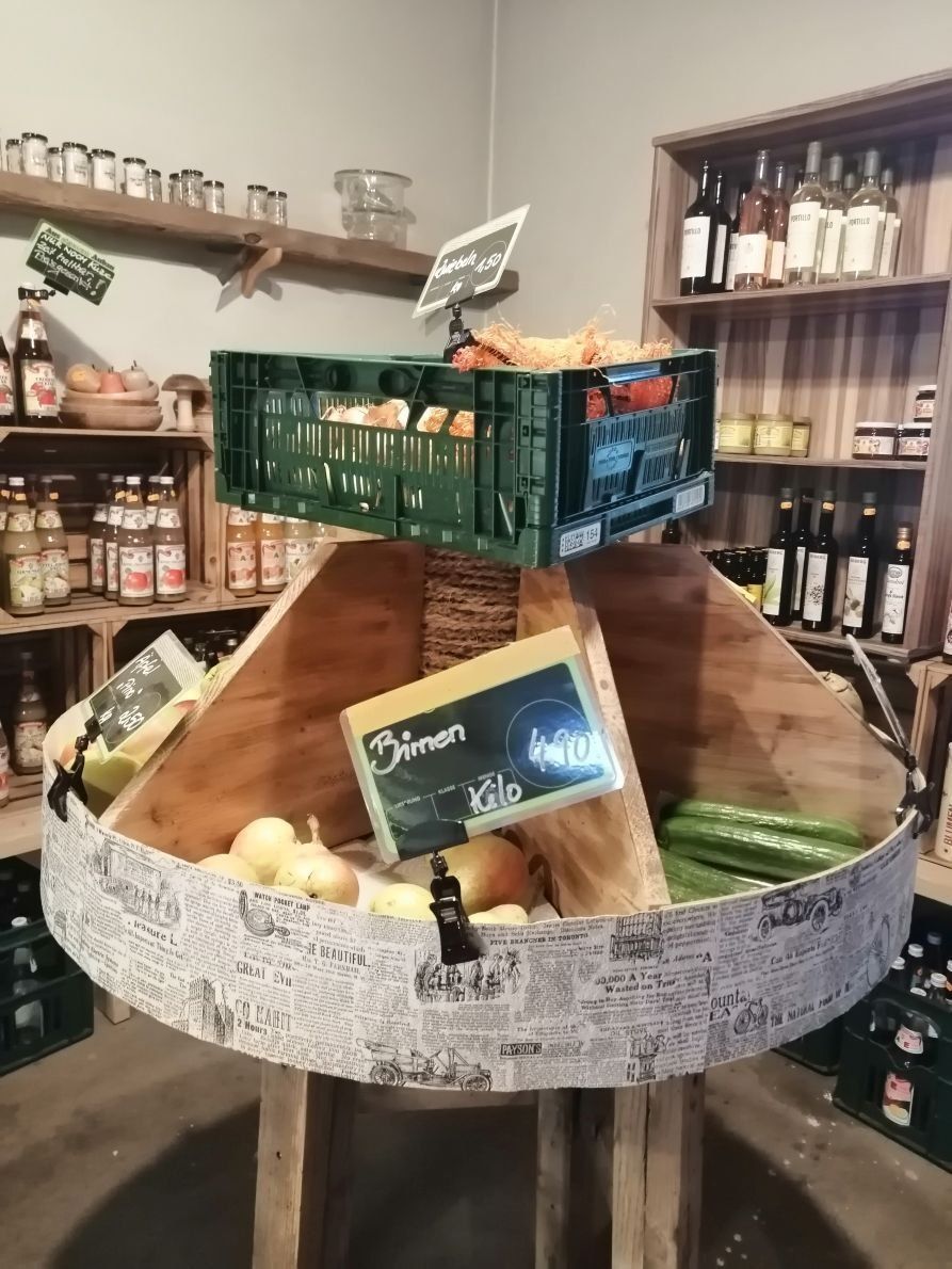 Eine Auslage mit Obst und Gemüse in einem Geschäft.