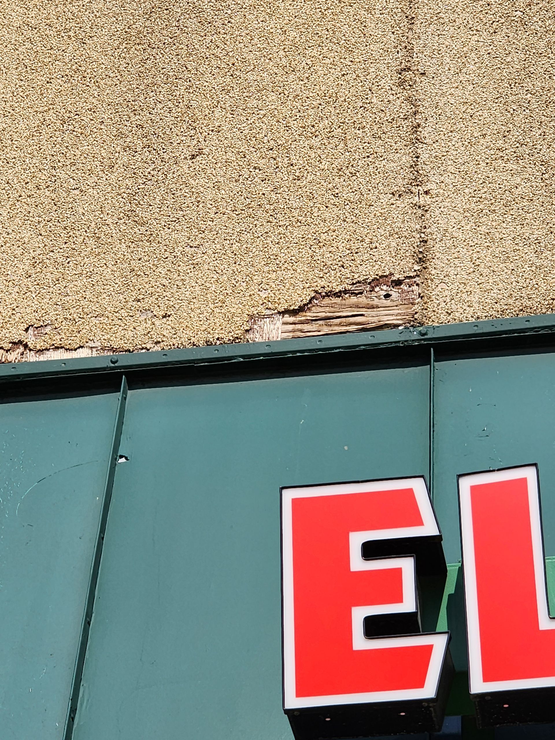 A sign on the side of a building that says el