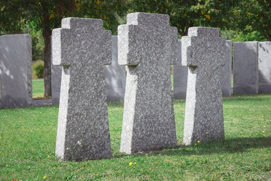lapidi in marmo presso il cimitero