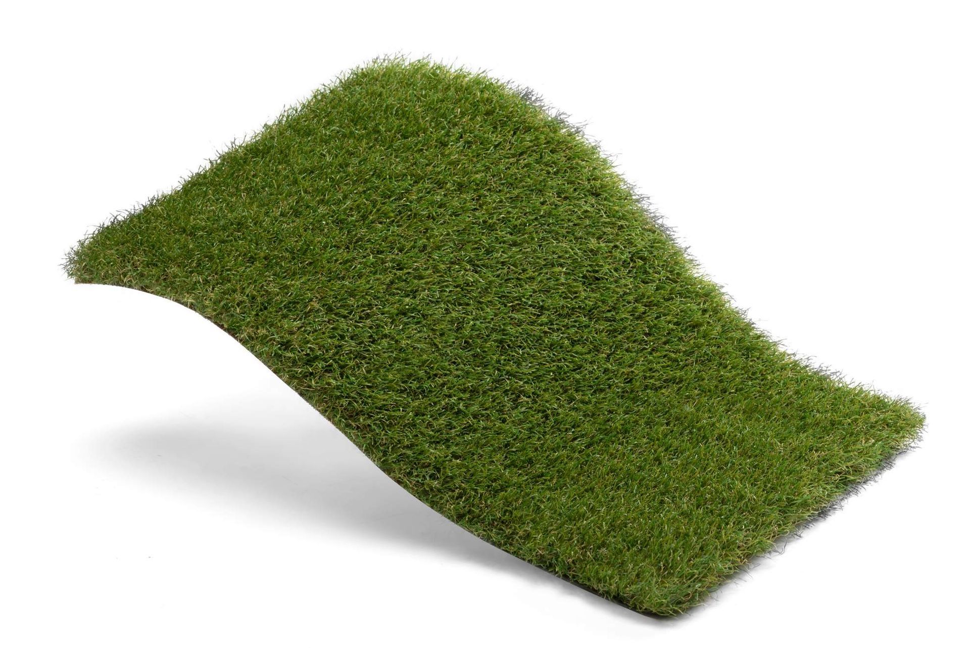 Een vierkant van kunstgras dat omhoog buigt en een schaduw werpt op een witte achtergrond.
