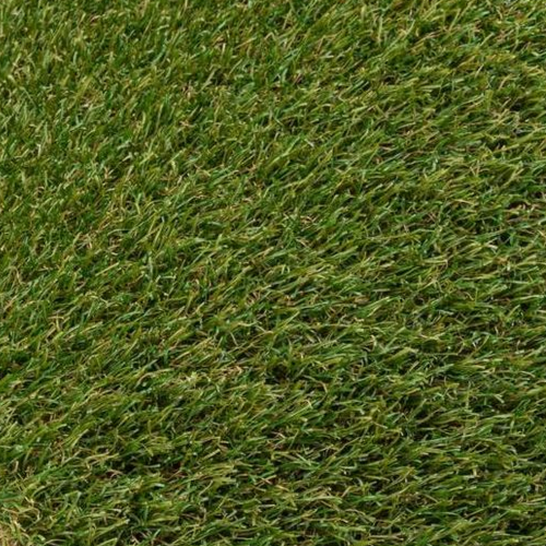 Close-up van kunstgras; verschillende tinten groen, gestructureerd oppervlak.