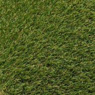 Close-up van kunstgras; verschillende tinten groen, gestructureerd oppervlak.