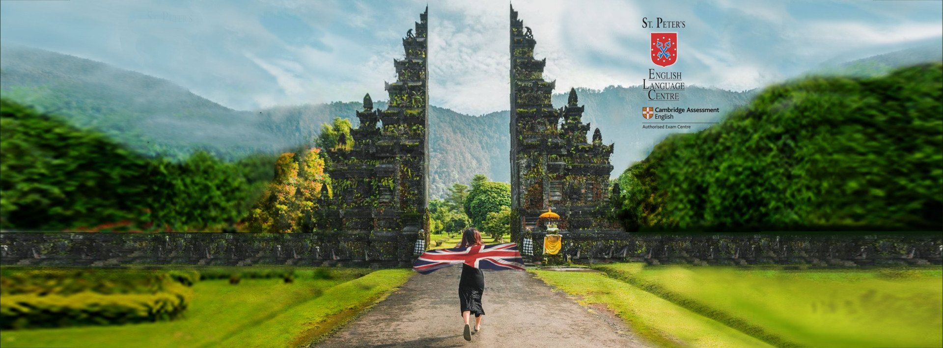 Una donna sta camminando lungo un sentiero verso un tempio.