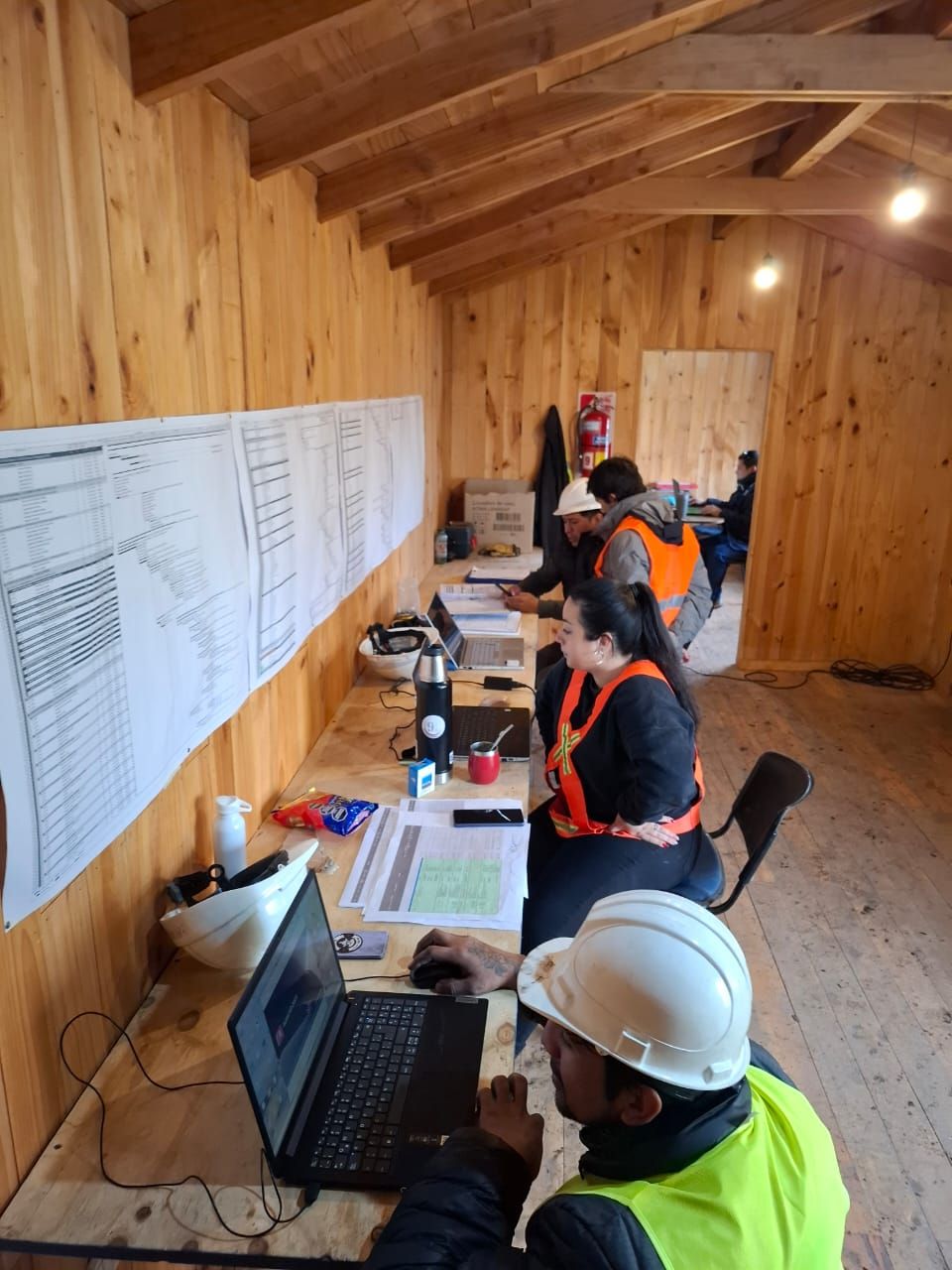 Un edificio residencial alto y moderno en construcción, con balcones de cristal