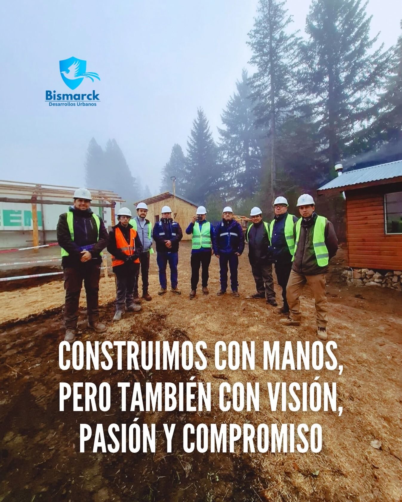 Un grupo de obreros de la construcción, con cascos y chalecos, se encuentra en una obra al aire libre