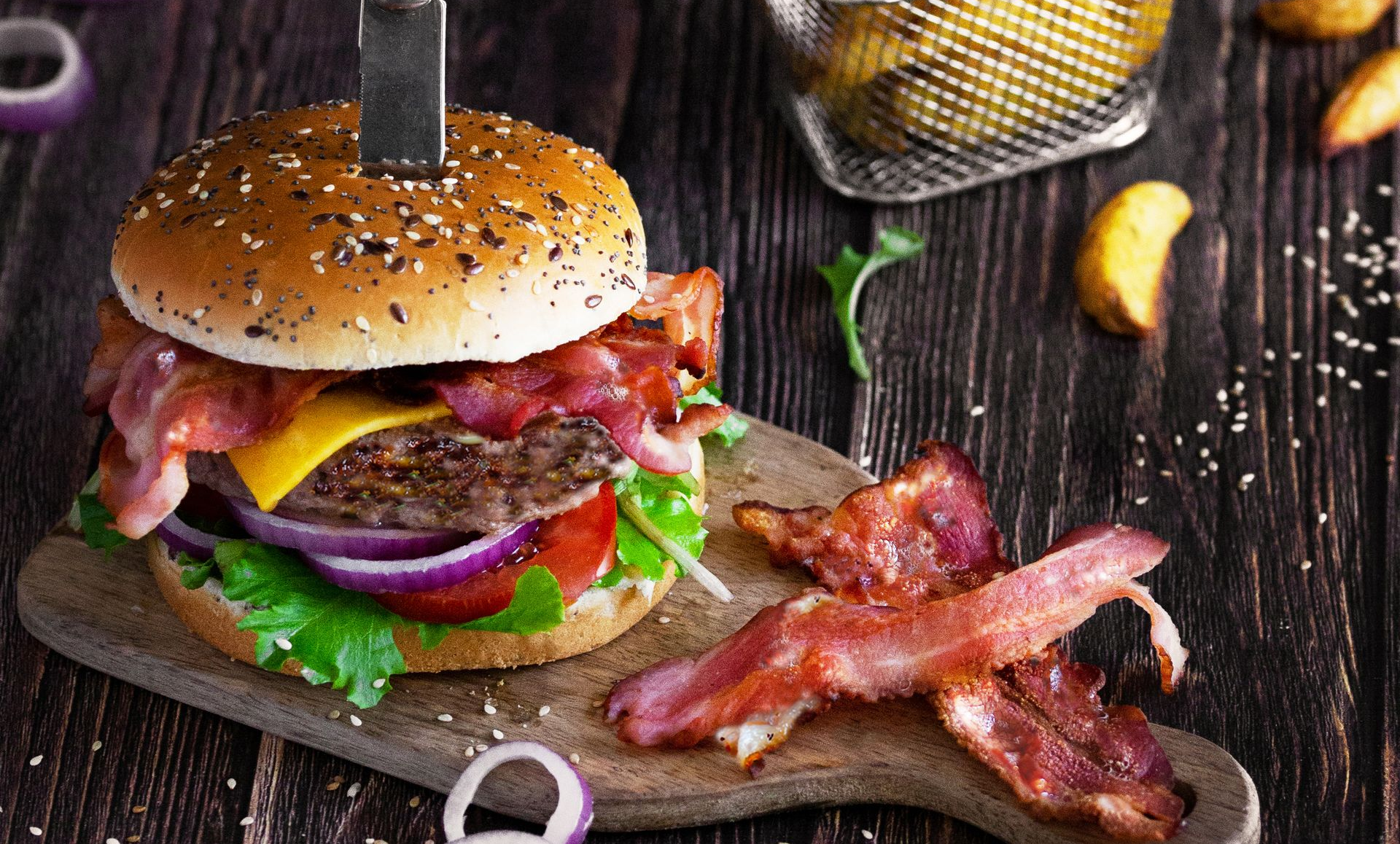 burger crispy bacon salade tomate cheddar steak haché de boeuf frites topping cheddar bacon