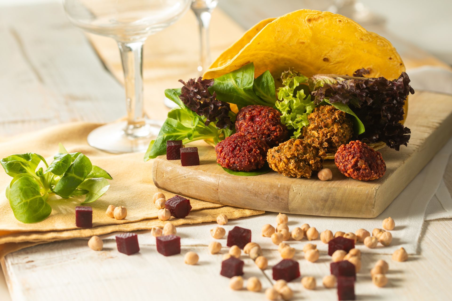 Tapas falafel pois chiche betterave planche en bois tortillas