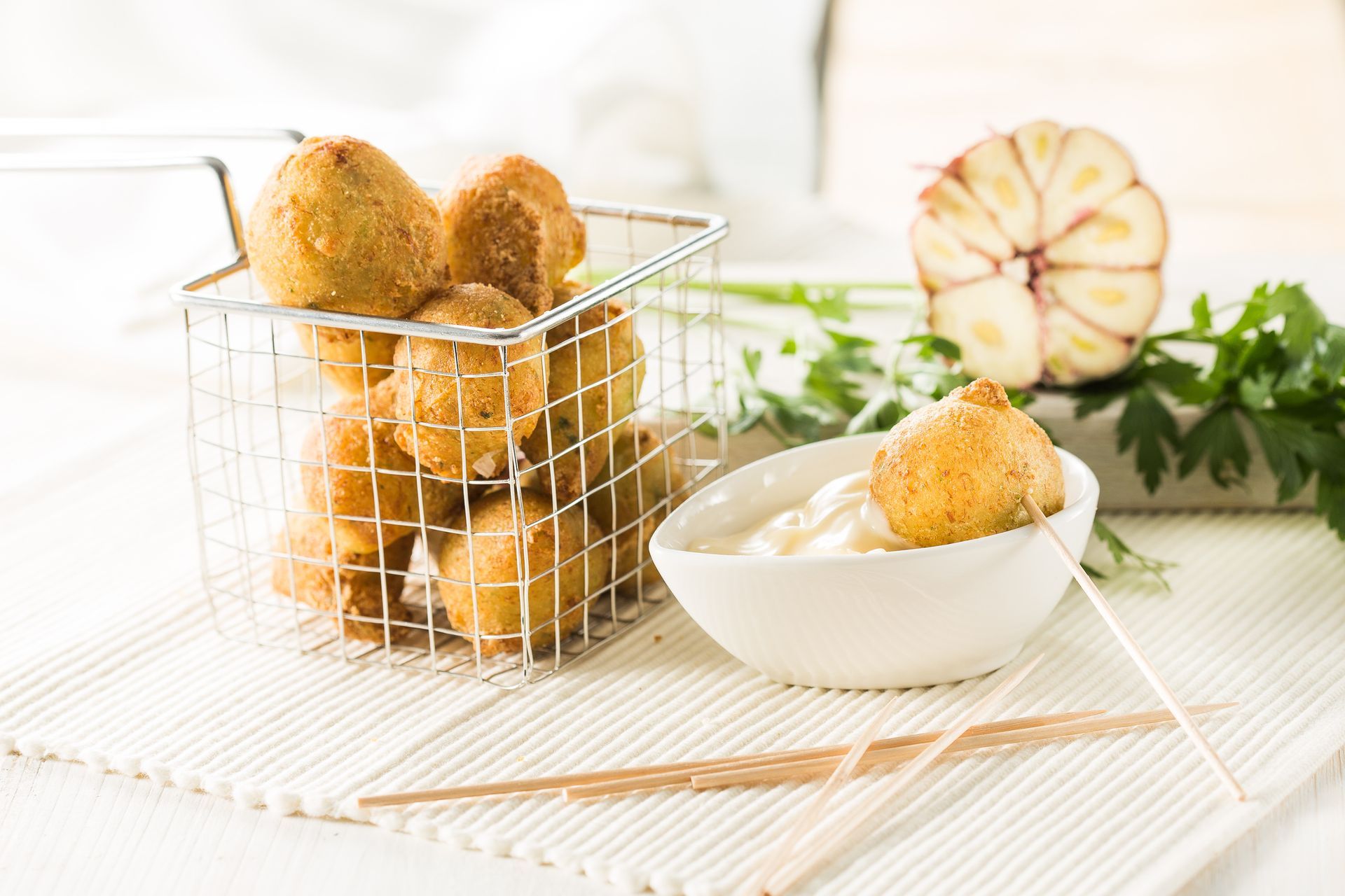 Un sandwich au porc effiloché avec de la salade de chou et des frites en arrière-plan