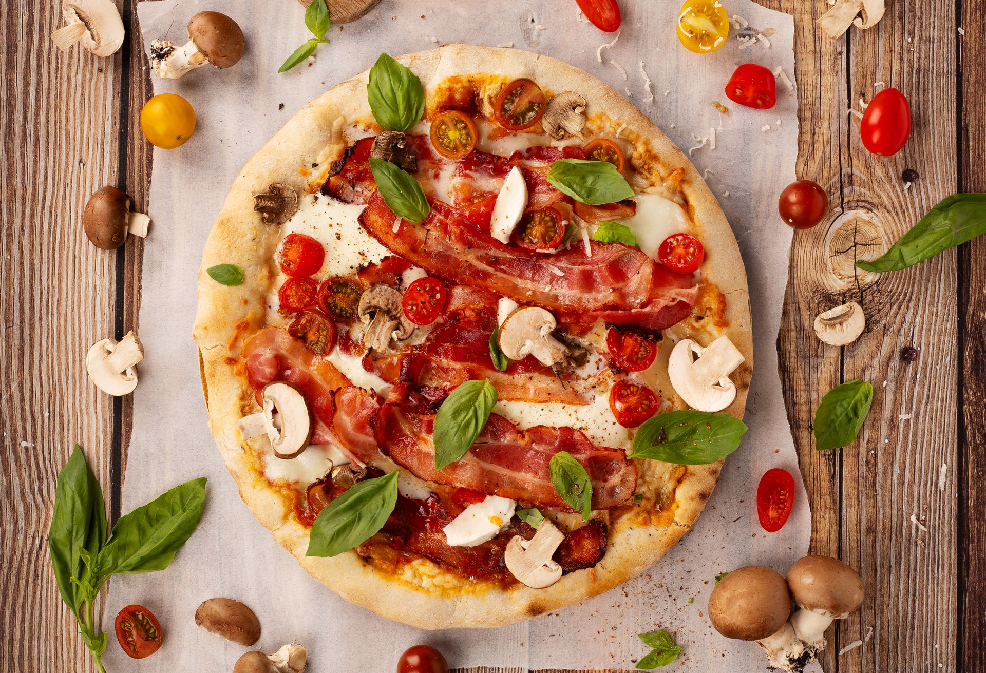 Pizza campagnarde bacon croustilland mozzarella champignons frais basilic tomates marinées