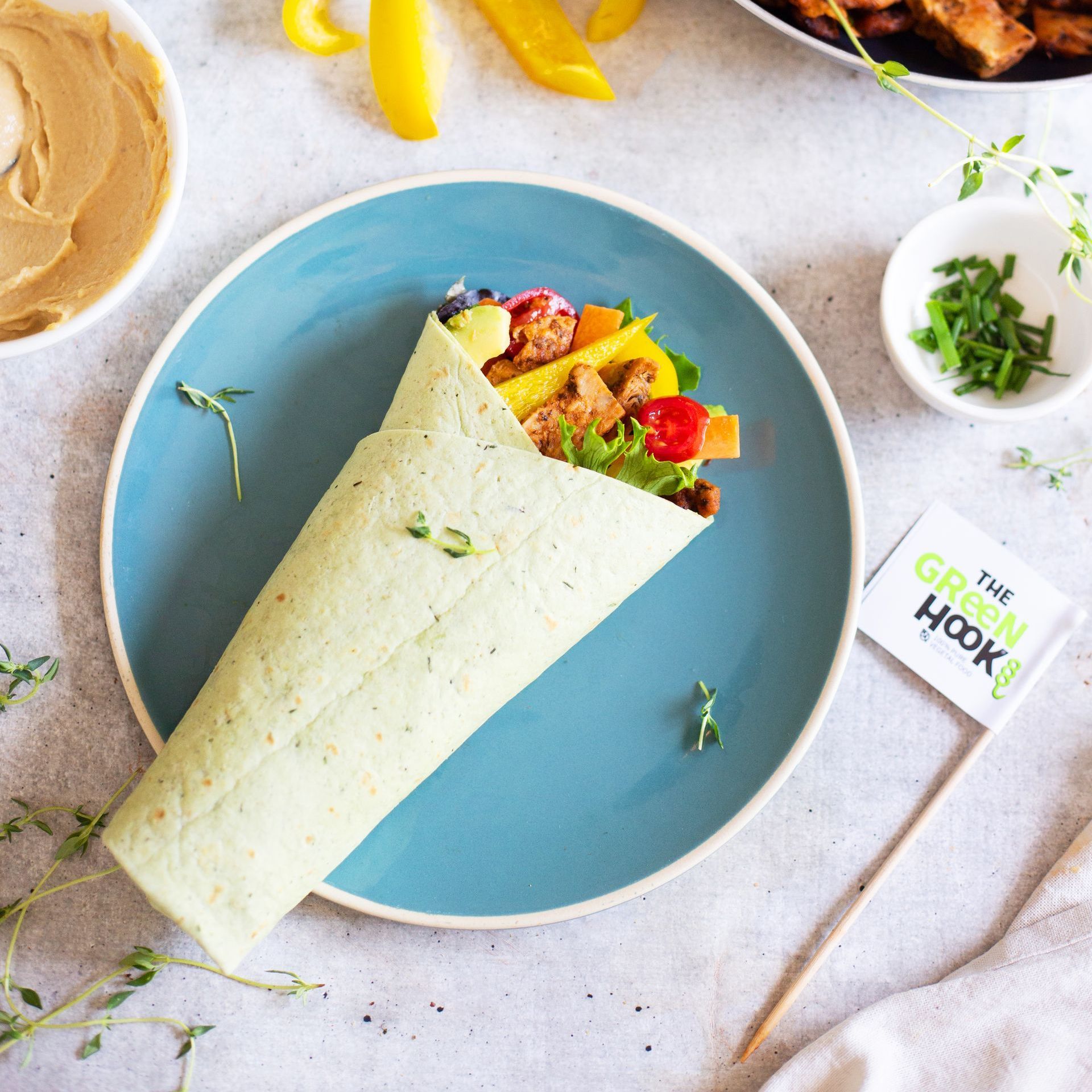 Un sandwich au porc effiloché avec de la salade de chou et des frites en arrière-plan