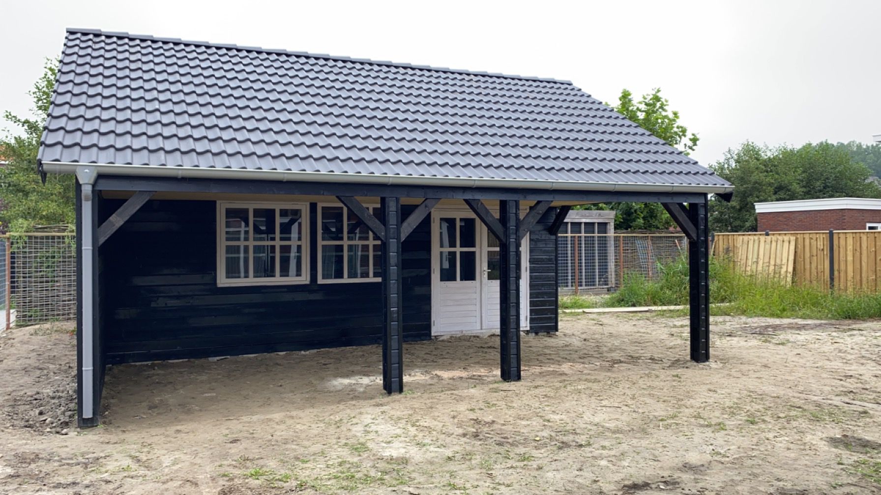 Tuinhuis met overkapping
