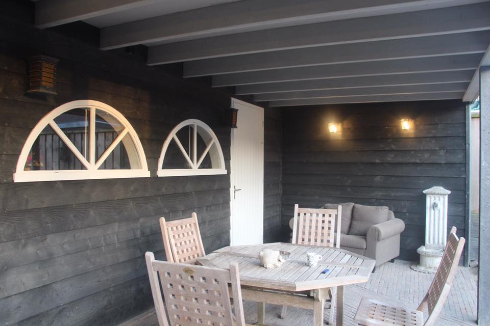 Tuinhuis met potdekseldelen en overdekt terras, luxe buitenruimte gerealiseerd door A&B Betonbouw.