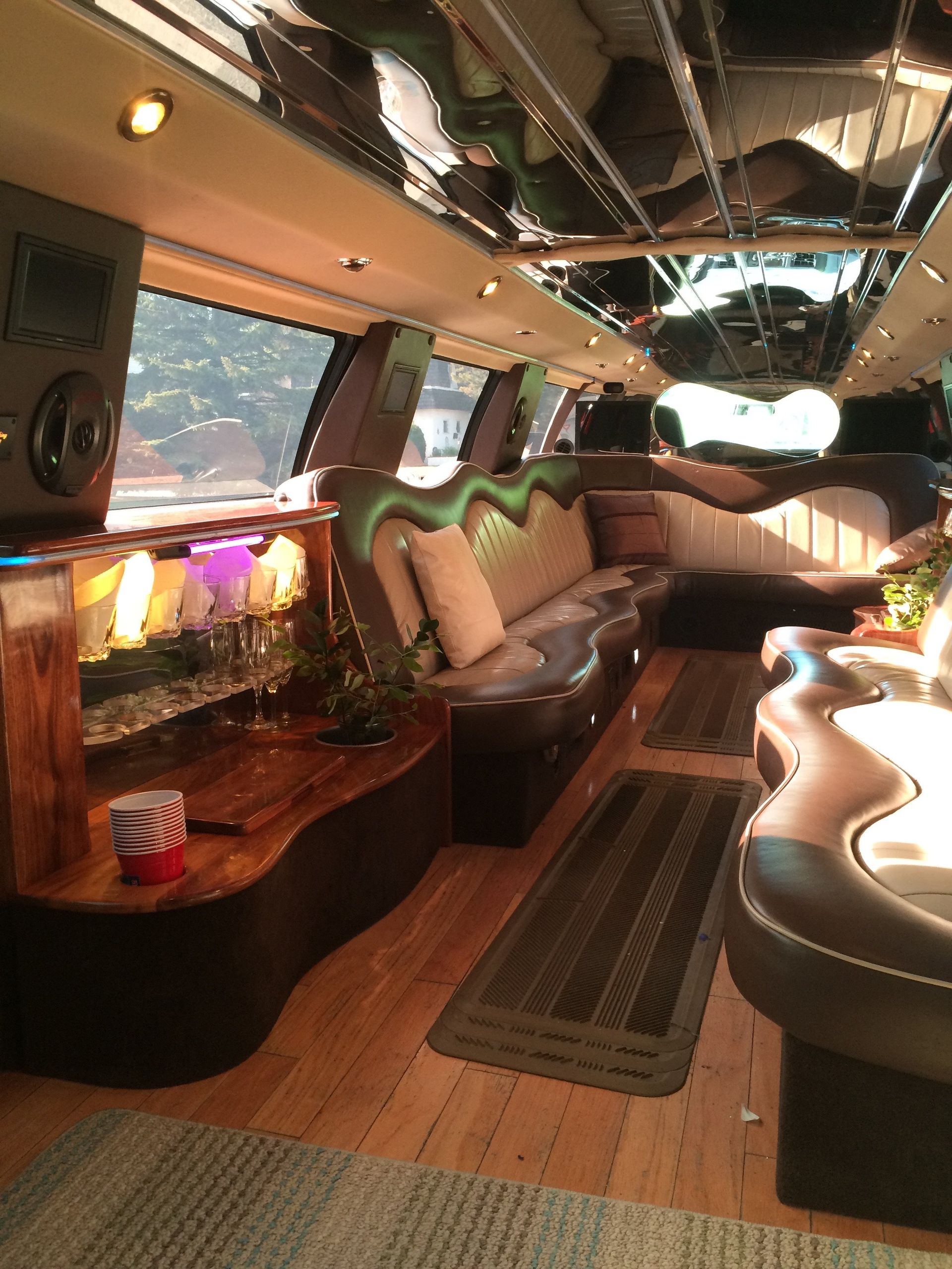 Limo Calgary Stretch Truck SUV / Affordable Party Bus Rentals & Rates