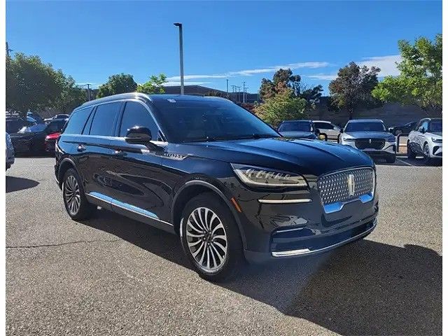 black Limo To Go MKT luxury midsize sedan