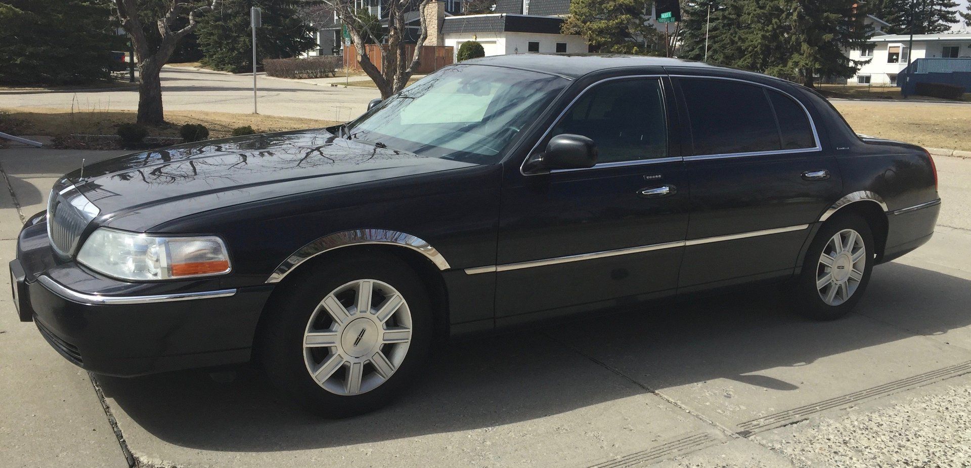 black Limo To Go luxury Lincoln Town Car 3 passenger sedan