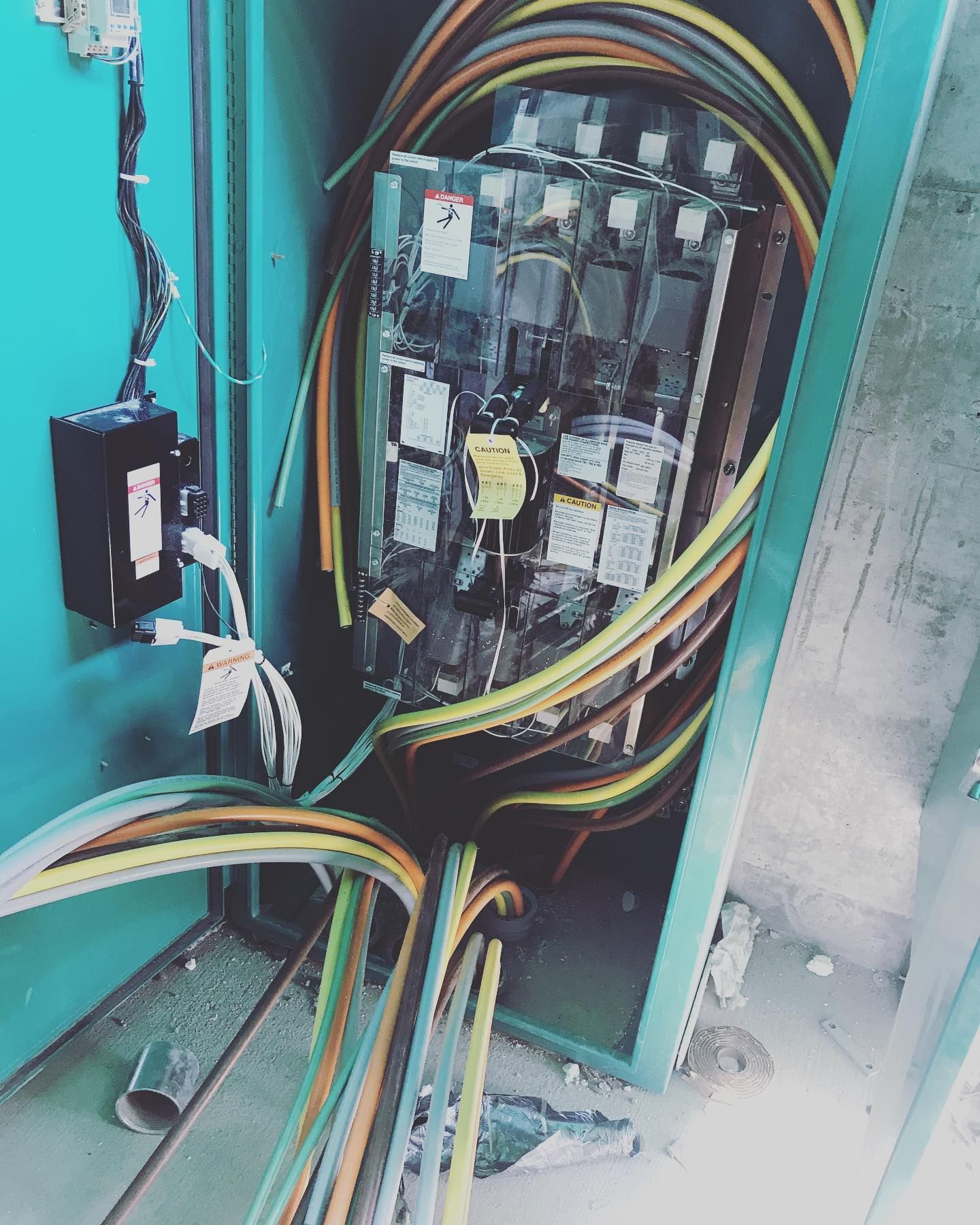 A bunch of wires are connected to a green box