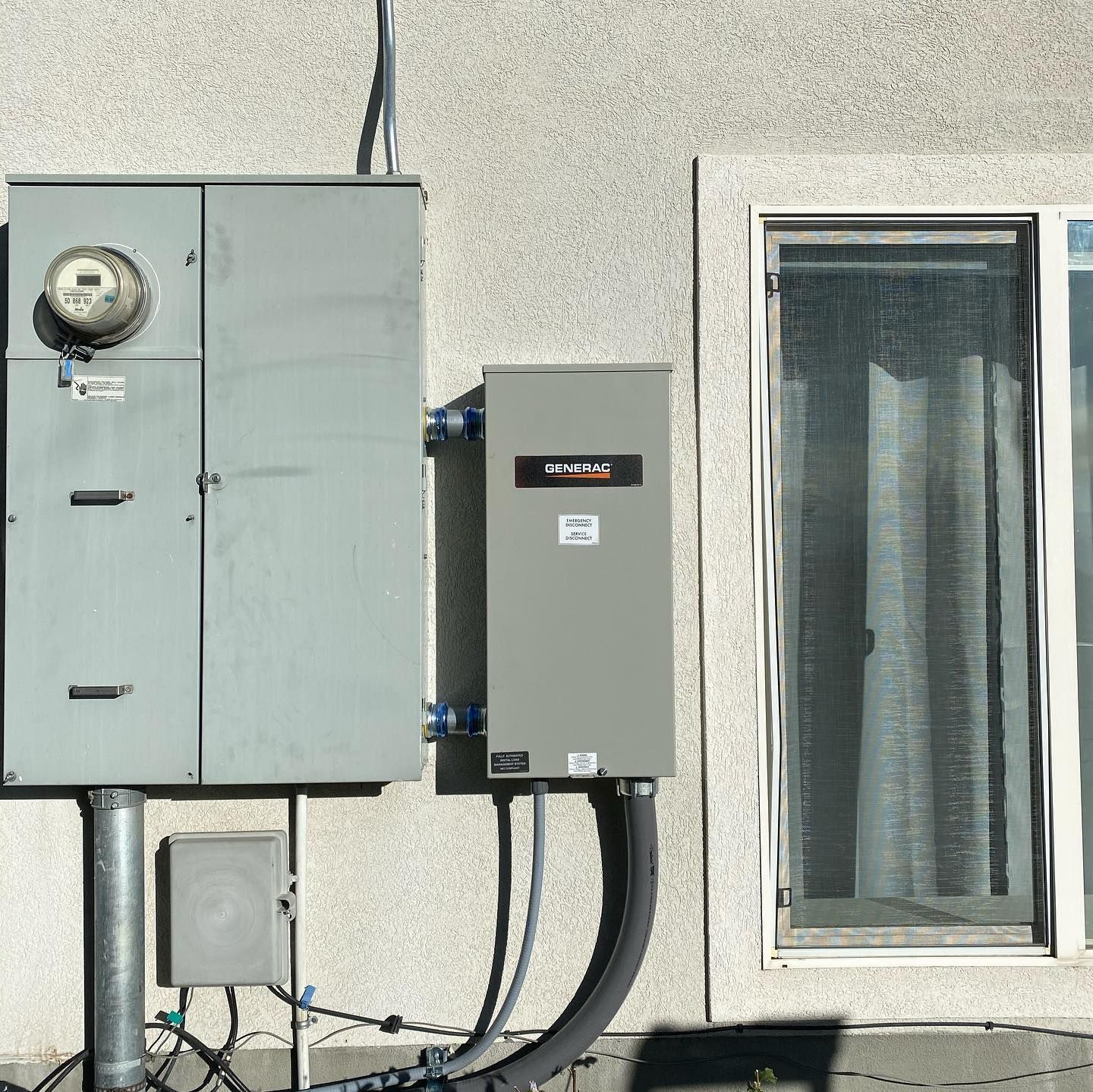 A box on the side of a building that says ' electrical ' on it