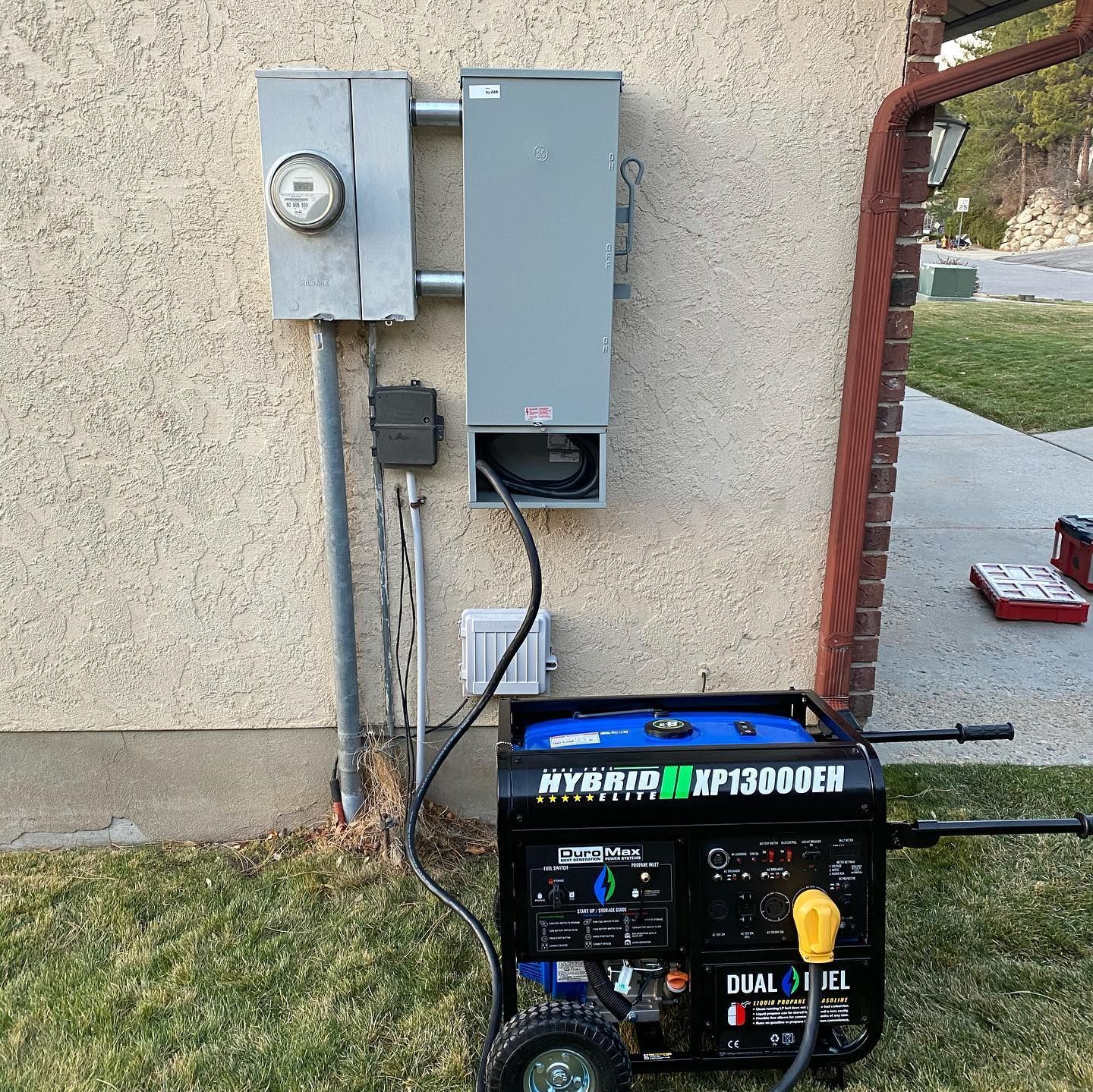 A generator with the word hybrid on it