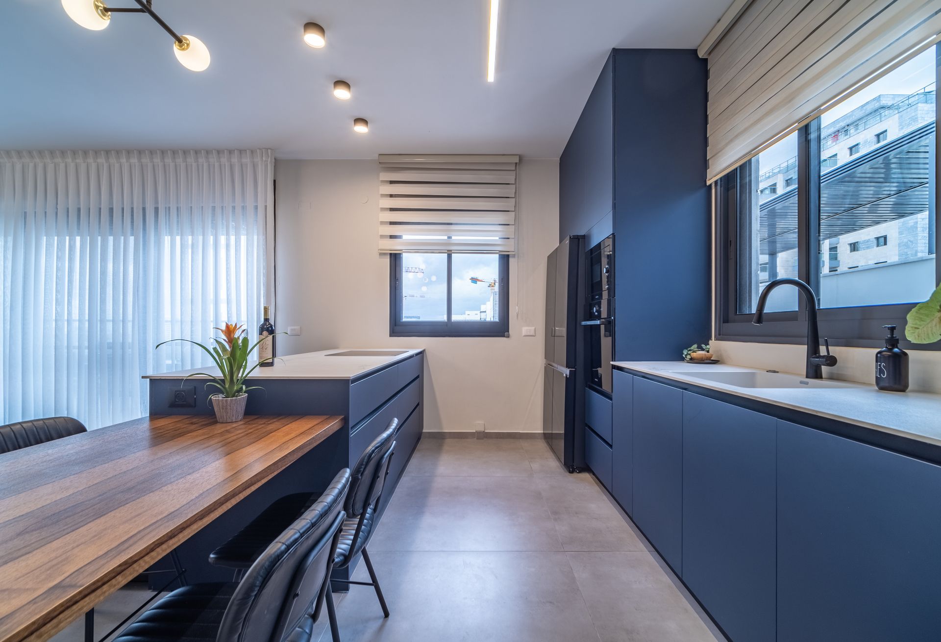 מאשה מנוחין עיצוב פנים. מאשה מנוחין מעצבת פנים. עיצוב פנטהאוז. עיצוב סלון. עיצוב בסגנון מודרני. עיצוב פנים בראשון לציון.