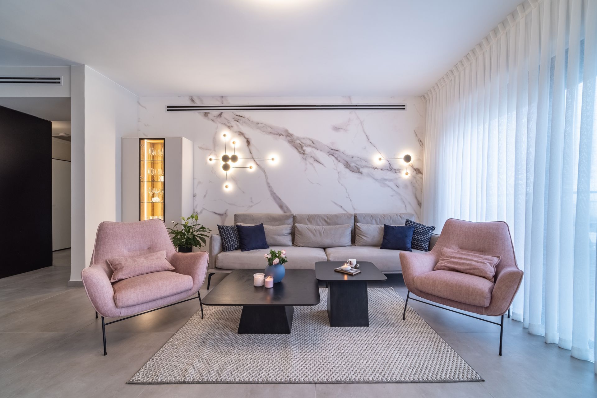 מאשה מנוחין עיצוב פנים. מאשה מנוחין מעצבת פנים. עיצוב פנטהאוז. עיצוב סלון. עיצוב בסגנון מודרני. עיצוב פנים בראשון לציון.