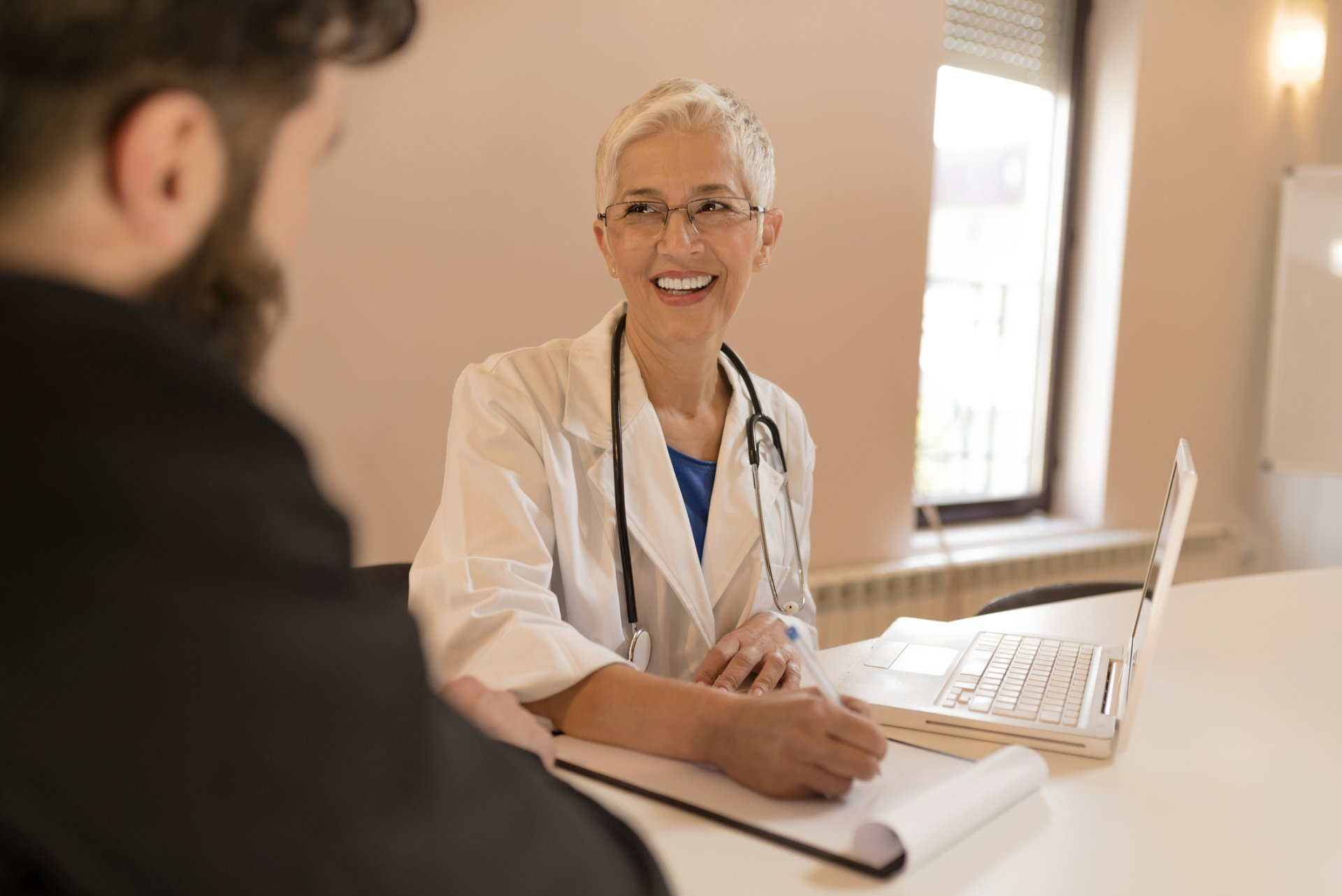 Operatrice che parla con un cliente