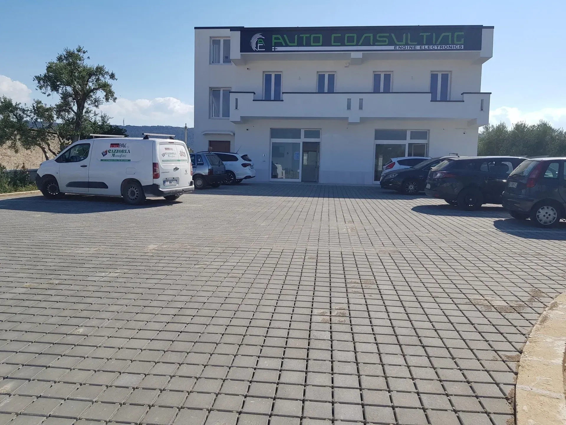 Edificio bianco con cartello 