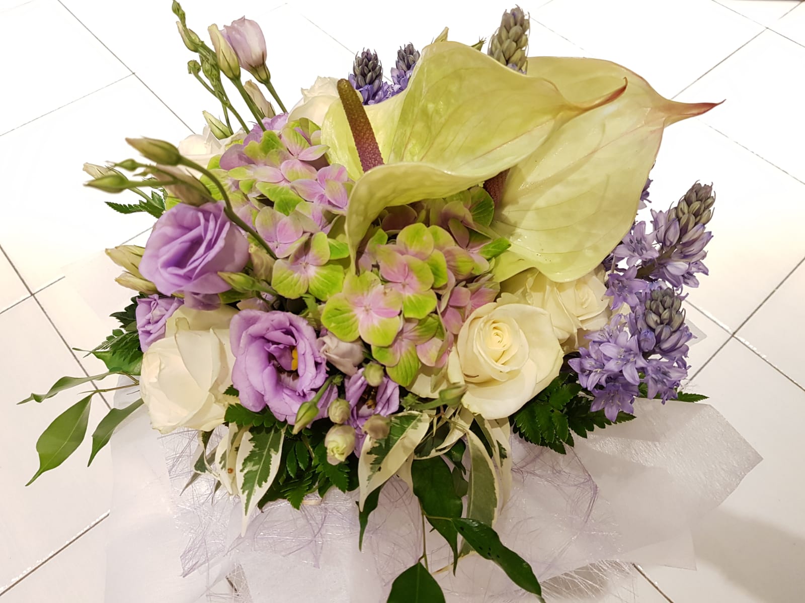 mazzo di fiori verdi e viola