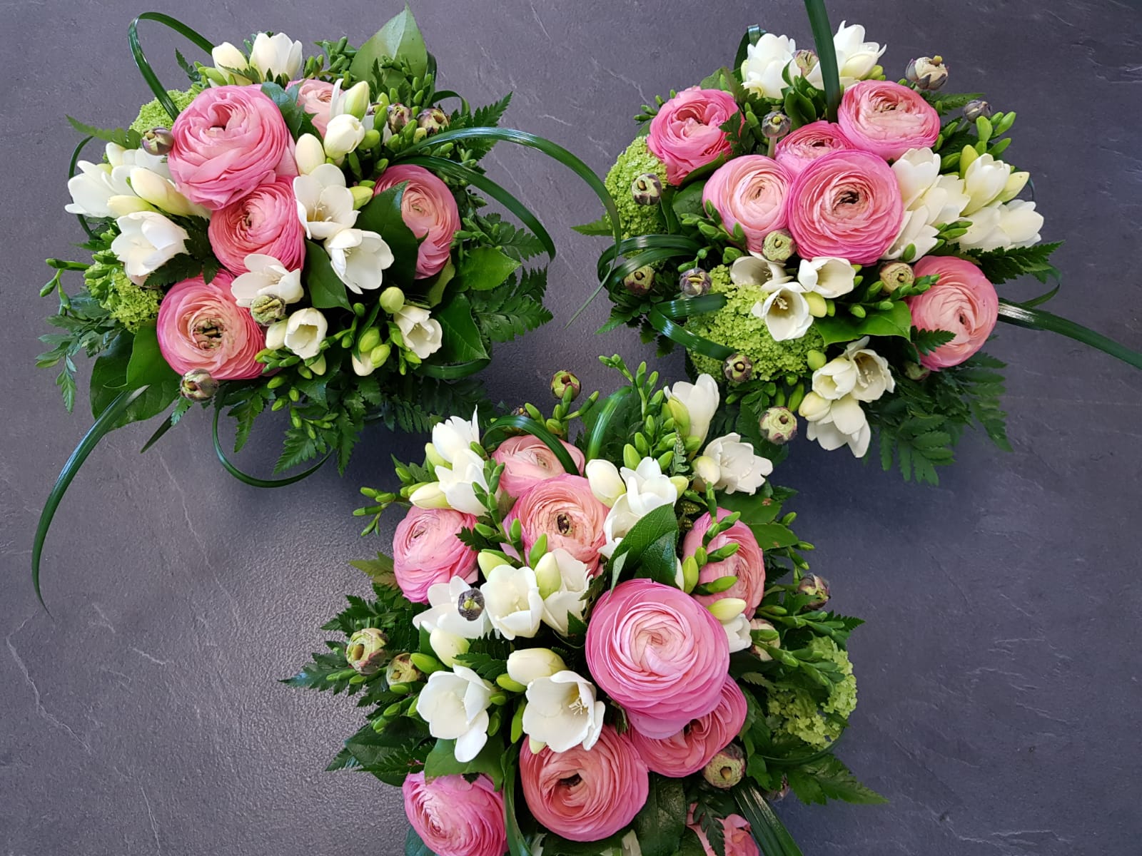 mazzi di rose e fiori freschi