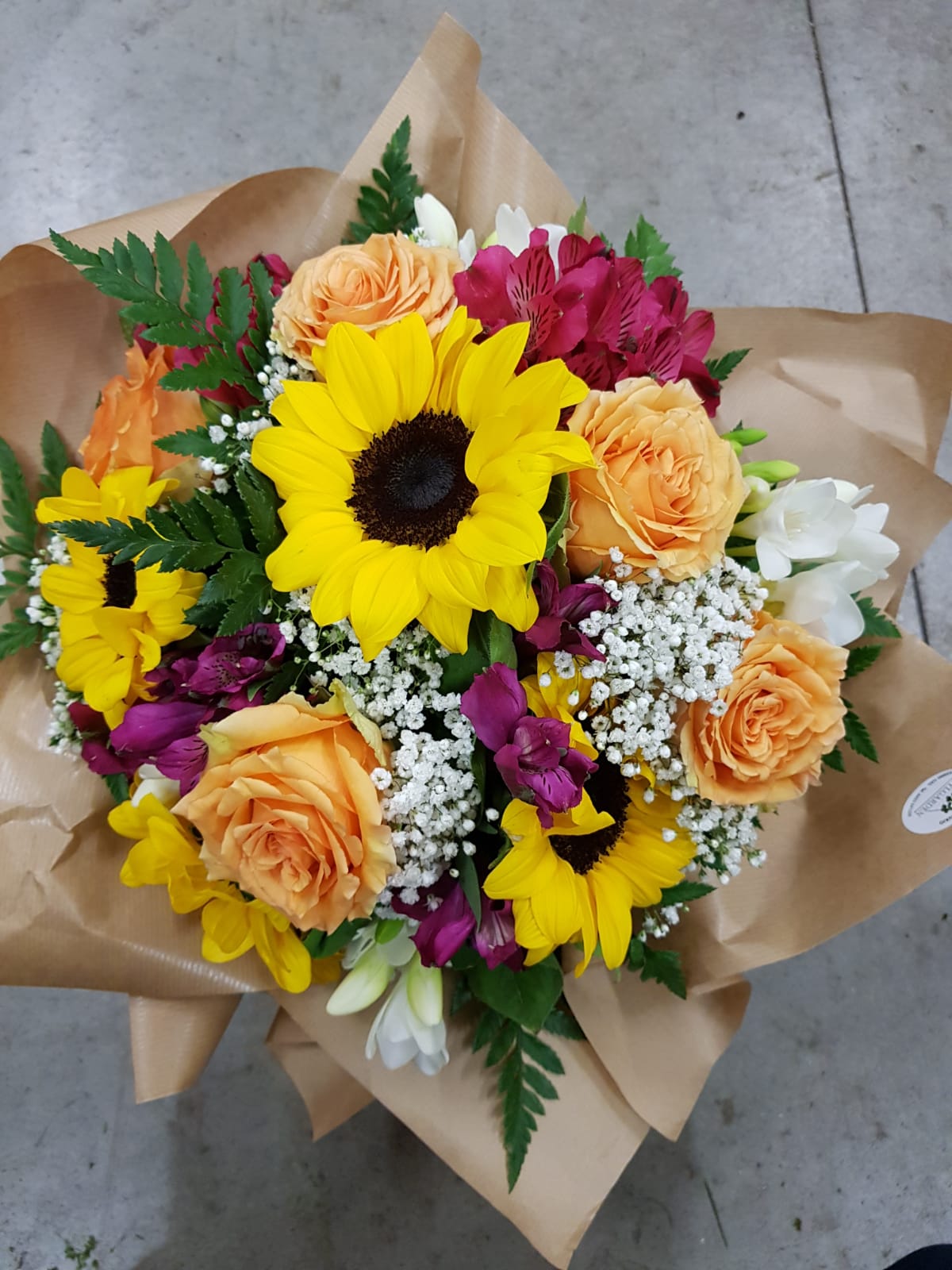 mazzo di fiori con rose e girasoli