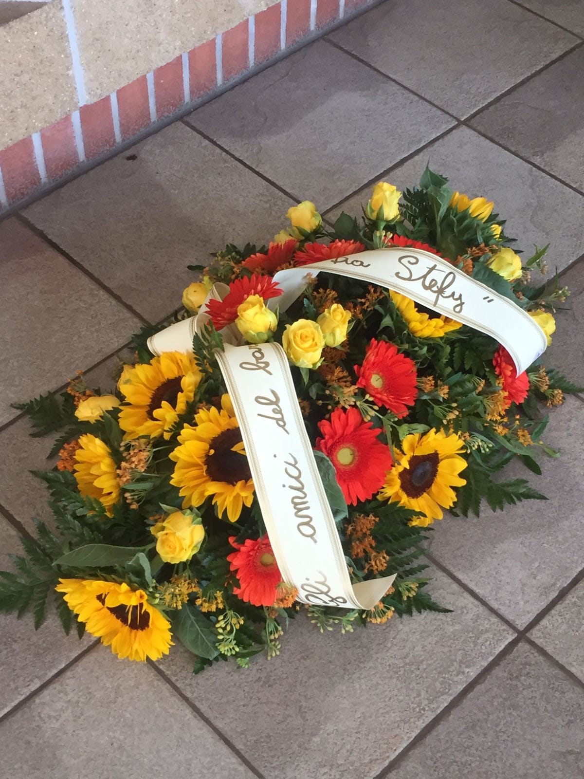 copricassa con fiori freschi