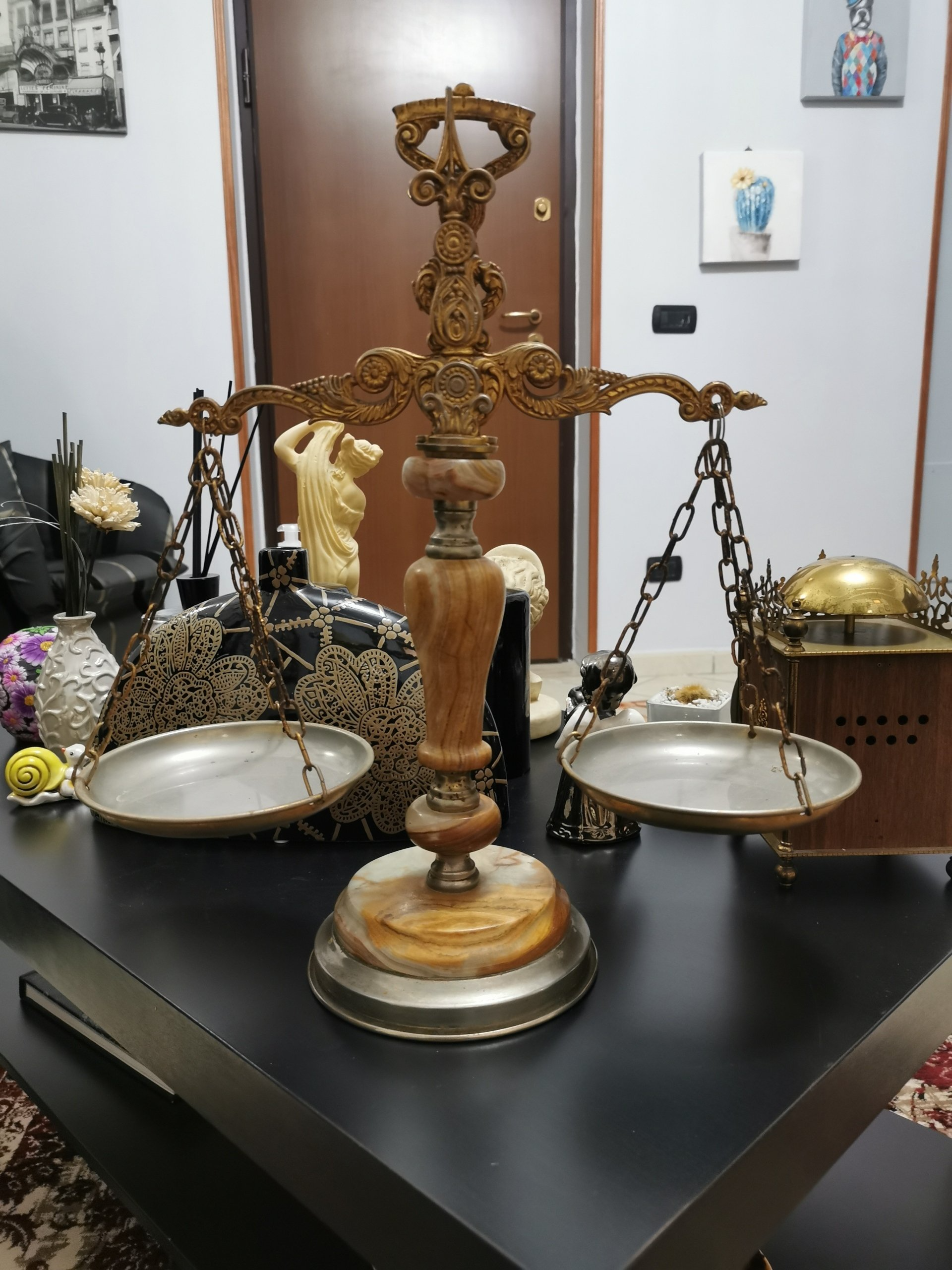 Una bilancia è appoggiata su un tavolo nero