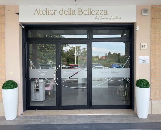 A store front with a sign that says atelier della bellezza