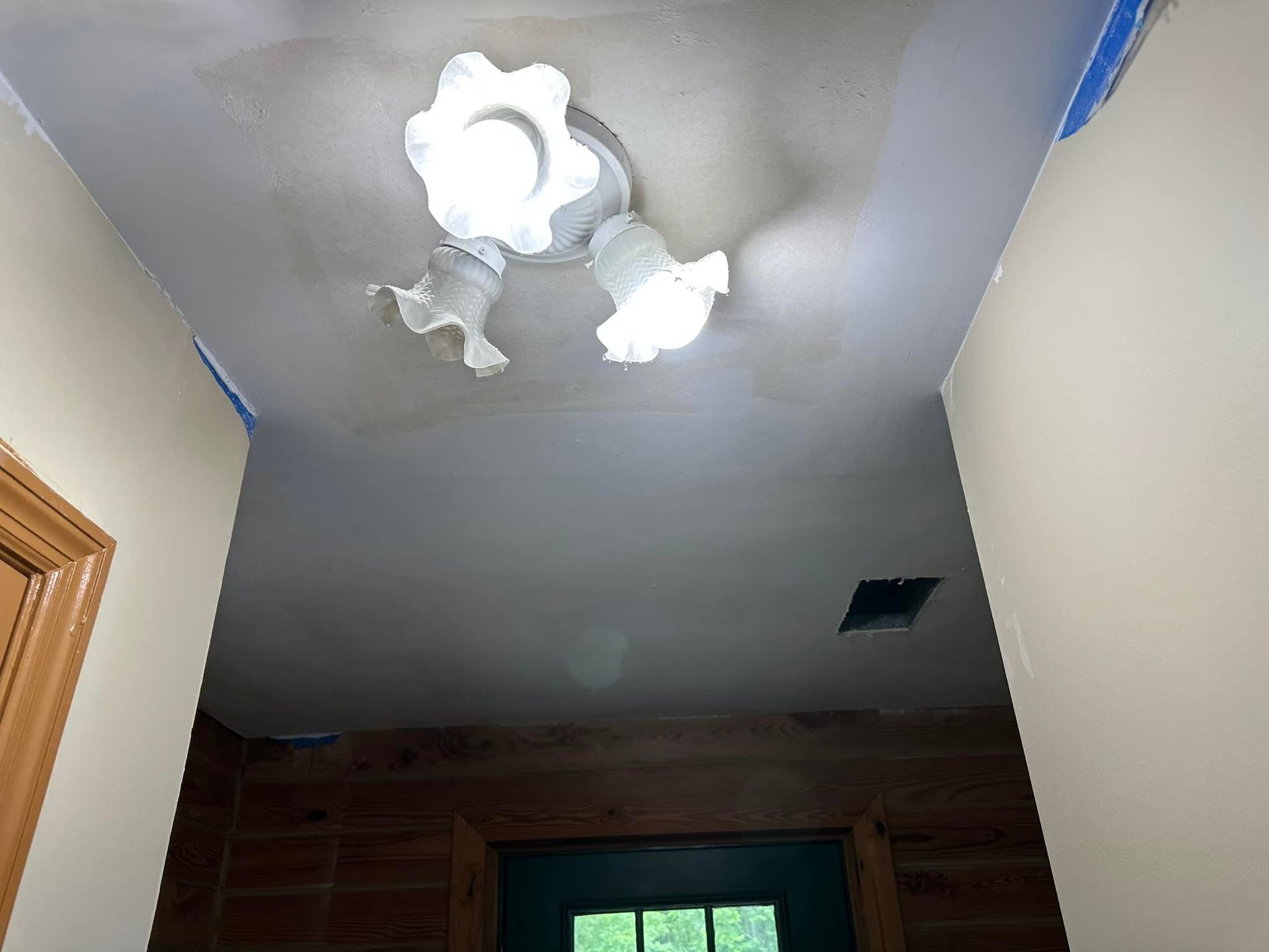 A ceiling fan is hanging from the ceiling of a room.