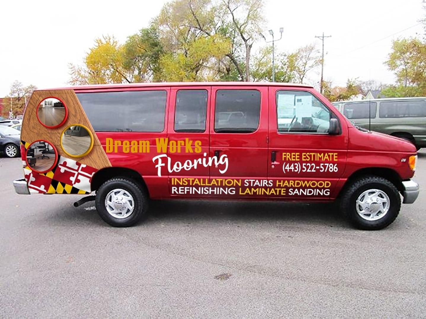 Furgoneta roja con el logotipo de 