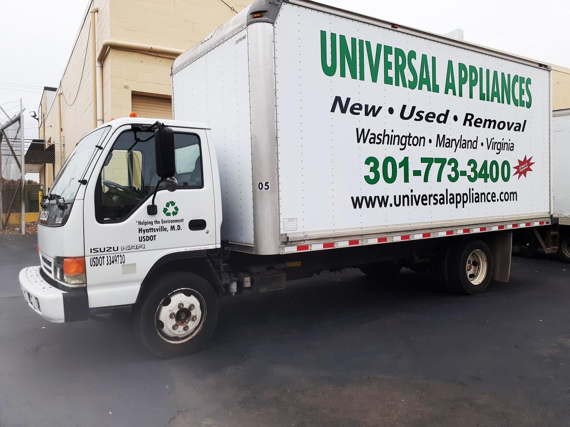 Camión de Electrodomésticos Universales Blancos estacionado; servicio en Washington, Maryland y Virginia. 