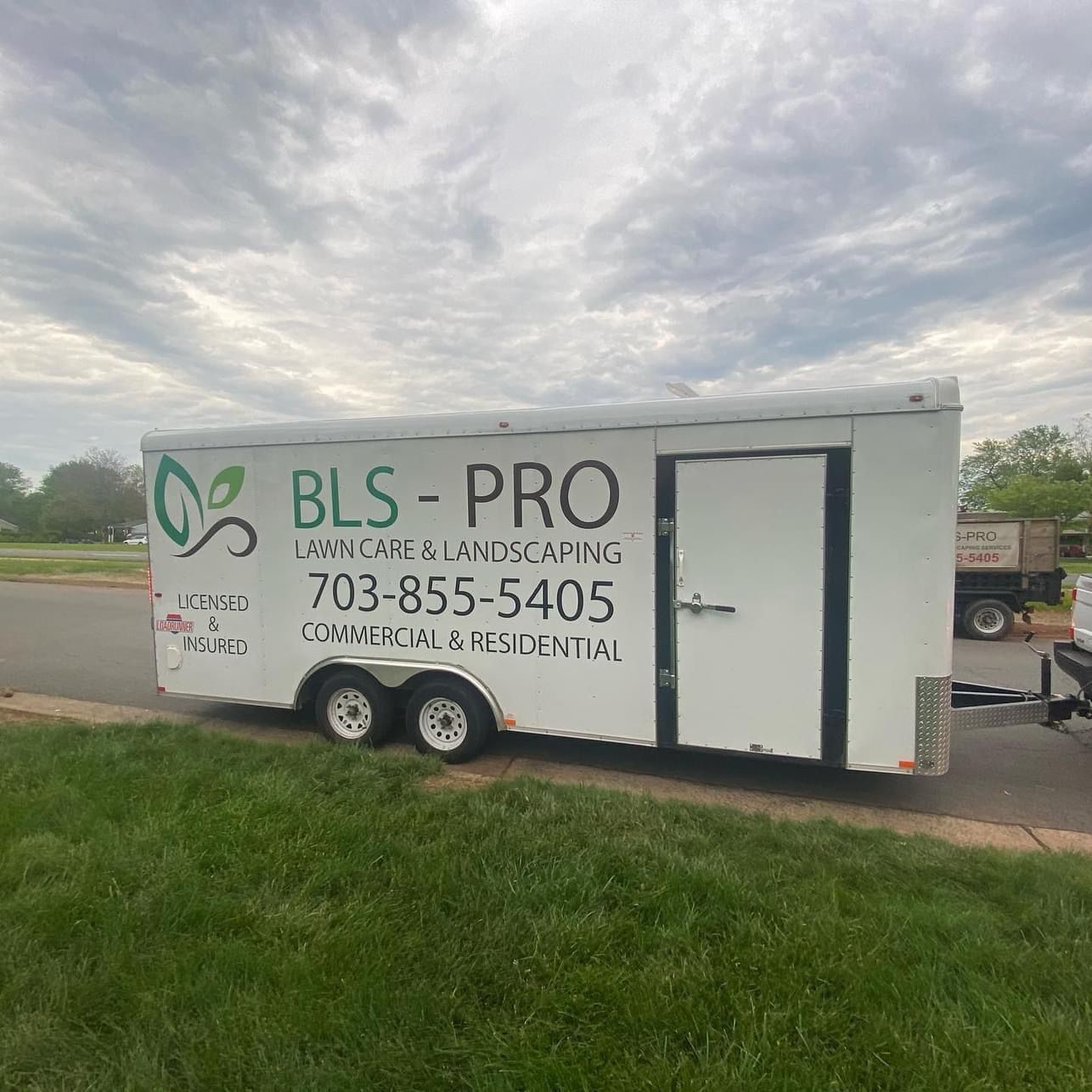 Remolque blanco con texto 