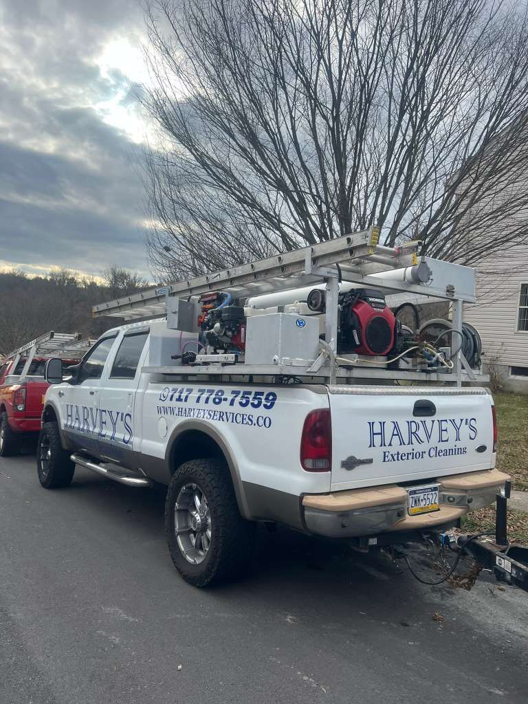 Camión blanco con logotipo 