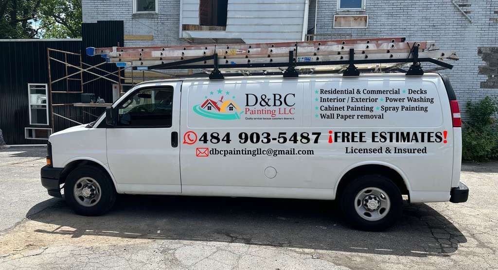 Camioneta blanca con escalera en la parte superior, etiquetada 