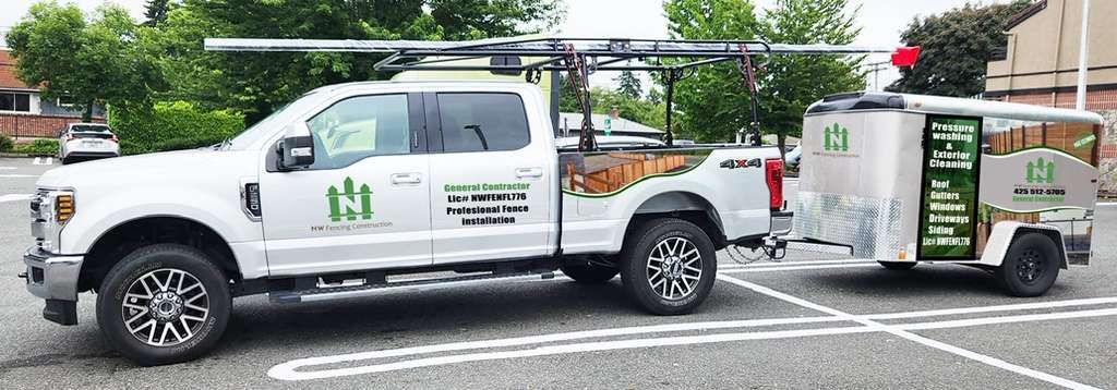Camión blanco con remolque, ambos marcados con un logo verde, estacionados en un estacionamiento.